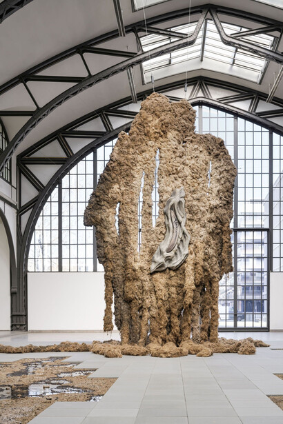 Klára Hosnedlová, Embrace, exhibition view. Courtesy of Hamburger Bahnhof 