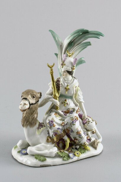 Artista desconocido, "Asia", figura alegórica de porcelana, circa 1760