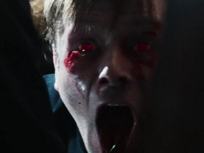 Una comunità di sopravvissuti vive su un’isola collegata tramite una strada rialzata soggetta alle maree; la trama si sviluppa quando uno di loro intraprende un viaggio verso la terraferma. Sandy Batchelor in una scena del film 