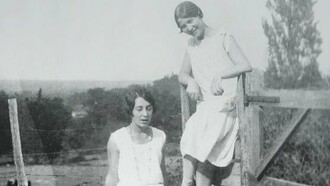 O livro “As Inseparáveis” foi escrito em 1954, somente cinco anos após “O Segundo Sexo”. Curiosamente ficou guardado todos esses anos sendo publicado pela sua filha adotiva, Sylvie Le Bon de Beauvoir, somente em 2020, pois a autora o considerou muito particular e excessivamente íntimo