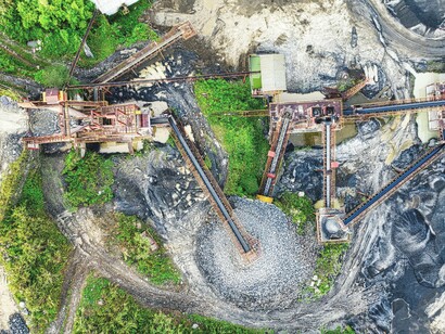 Essas ferramentas permitem identificar depósitos com maior assertividade, reduzindo custos de exploração e aumentando a eficiência na delimitação de corpos mineralizados. Países que investem em tecnologia geológica conseguem acelerar a fase inicial do ciclo produtivo e obter vantagens competitivas ainda antes da lavra propriamente dita