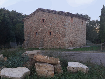 Viladrau es un pequeño pueblo situado en el Parque Natural del Montseny. Fachadas este y norte de la cascada de Viladrau. Cataluña, España