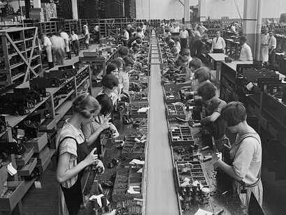Linea di montaggio di un apparecchio radiofonico, 1925 