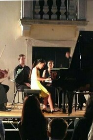 Una ragazza si esibisce in un concerto pianistico a Chioggia, Italia