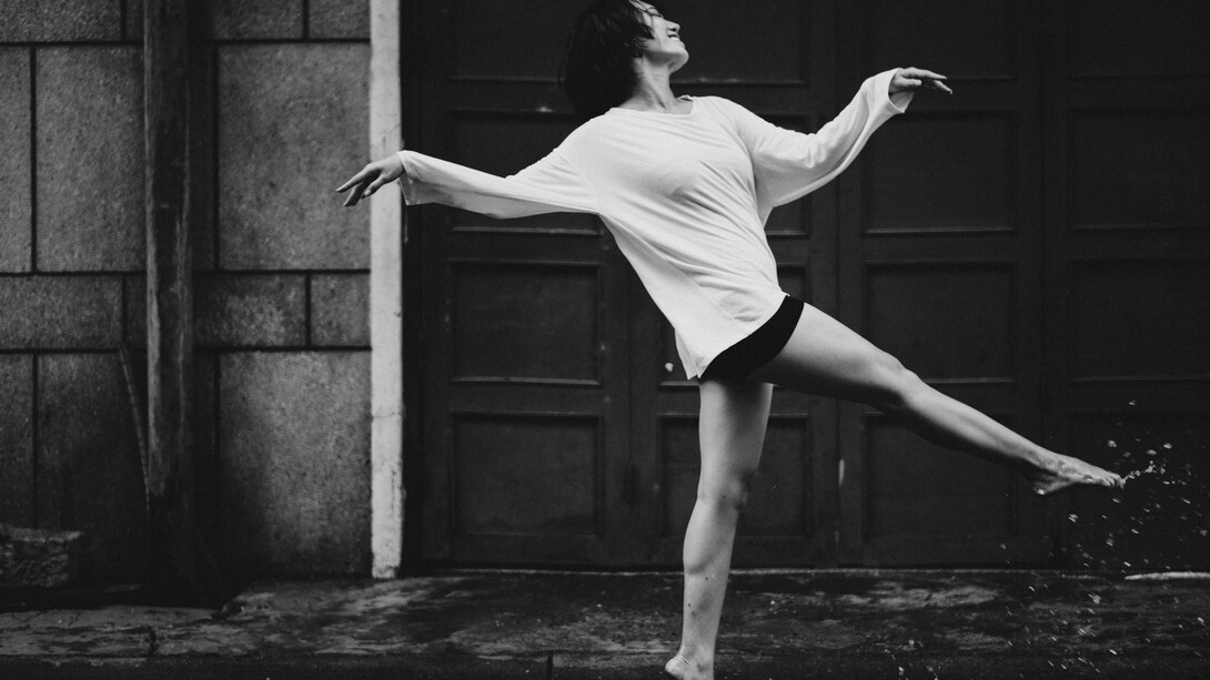 Sátántangó revela como sociedades fabricam suas próprias coreografias de esperança, delírio e direção — movimentos que sobrevivem mesmo soterrados por fissuras, tropeços e ilusões necessárias à travessia