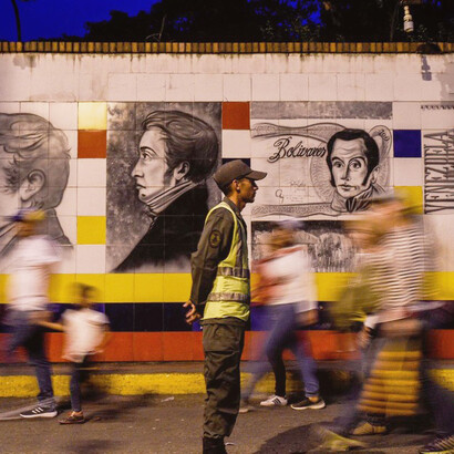 Uniformado controlando la migración de venezolanos. Quien parte lleva consigo recuerdos y nostalgias que se entrelazan con la incertidumbre de encontrar un espacio propio en tierras ajenas