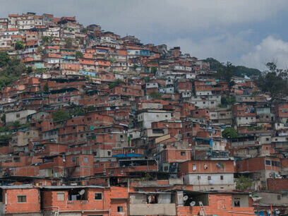 Al ayudar a identificar los problemas mundiales, los equipos multidisciplinarios han comenzado a incluirlos en la agenda política.  Los tugurios de Petare en Caracas, Venezuela