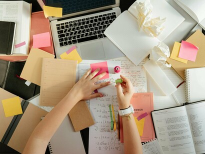 Uma boa resenha se apoia em partes essenciais. Primeiro, a identificação da obra, que traz as informações básicas do livro. Depois, as credenciais do autor, que situam quem escreveu a obra e sua relevância no tema. Em seguida, o conteúdo, em forma de resumo (conciso) ou digesto (segue mais de perto a estrutura da obra), apresenta as principais ideias do texto. A crítica vem logo depois, trazendo a avaliação do resenhista sobre pontos fortes, limites e contribuições. Por fim, a indicação mostra para quem a obra é recomendada e em que contextos pode ser útil. Importante lembrar que a resenha aceita juízo valorativo, ou seja, a opinião do resenhista tem espaço, desde que esteja bem fundamentada