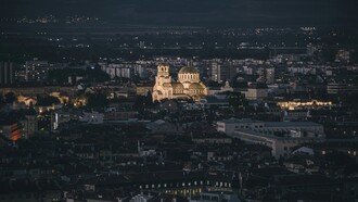 Sofia è la capitale della Bulgaria e una delle città più antiche d’Europa, con oltre duemila anni di storia. In copertina una foto notturna di Sofia, Bulgaria