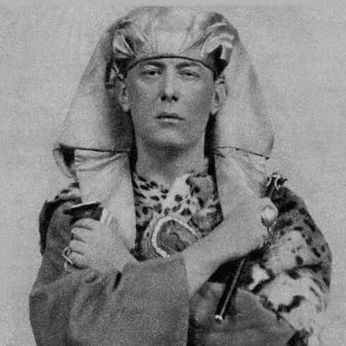 La sua influenza continua ancora oggi, ispirando artisti, musicisti e studiosi di esoterismo in tutto il mondo. Nella foto Aleister Crowley come Osiride, 1899