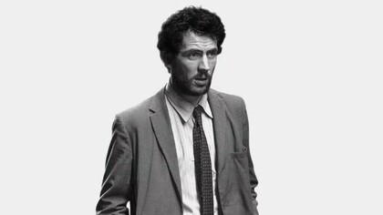 A começar pela dualidade proposta no título da obra. O mastermind de Reichardt não é exatamente um criminoso de mente brilhante, embora possa considerar-se como um. O título opera como sátira à mitologia do liberal norte-americano, à crença na destreza individual como motor do sucesso