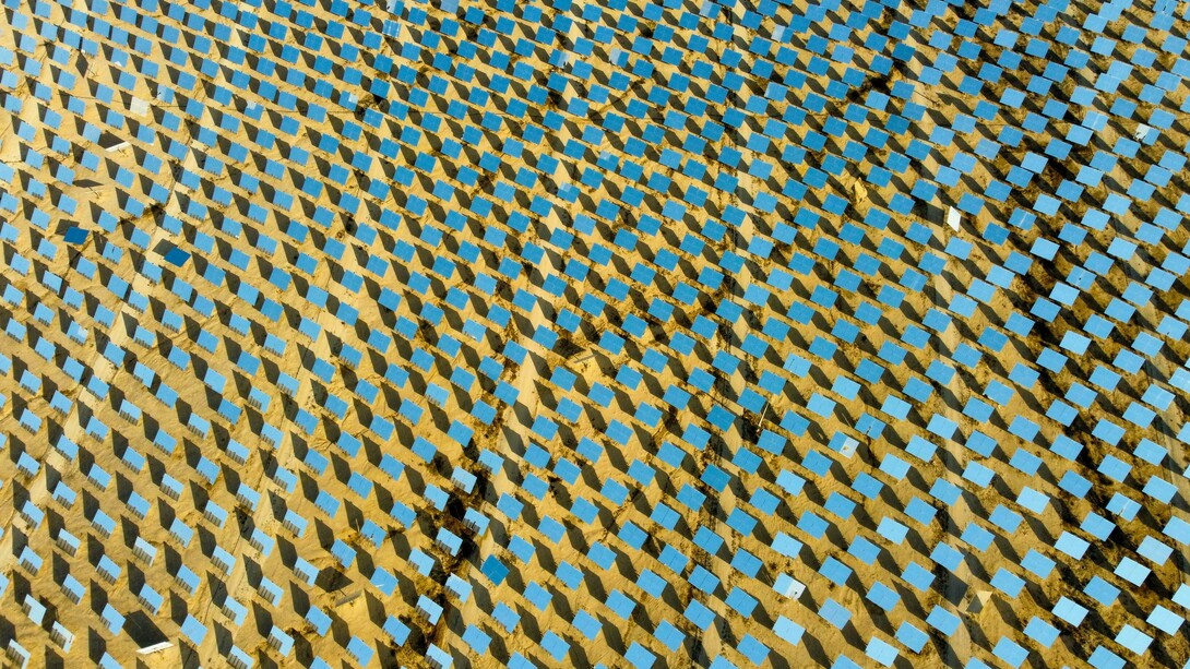 A promessa que nos é apresentada é a de garantir um futuro mais limpo e sustentável, mas cabe aqui um questionamento mais profundo: será que essa solução é tão inquestionavelmente verde quanto parece? Para responder a essa pergunta, é preciso ir além da superfície. A resposta honesta nos leva a um "sim, porém...", um sim que carrega consigo ressalvas importantes que precisamos encarar de frente. A jornada de um painel solar não começa no telhado, mas nas profundezas do subsolo