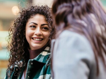Amigas conversam animadamente. A solidão “envolve a qualidade dos relacionamentos e o sentimento subjetivo de estar sozinho, decorrendo da discrepância dos níveis desejados e percebidos nas relações interpessoais”. Note que, na definição de solidão aqui apresentada, a discrepância dos níveis desejados nas relações interpessoais é uma característica importante para que haja essa percepção. Talvez o não se sentir escutado, a falta de um diálogo, possa contribuir para tal discrepância percebida nas relações interpessoais


