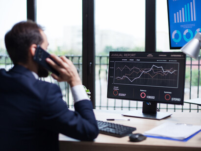 Uomo di fronte a grafici finanziari: "...il classico e insostenibile capitalismo finanziario, dove l’obiettivo è la massima (o adeguata) valorizzazione del titolo in borsa"