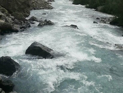 Além do aspecto econômico e ambiental, há uma dimensão simbólica nas terras raras, elas representam a interdependência entre tecnologia e natureza