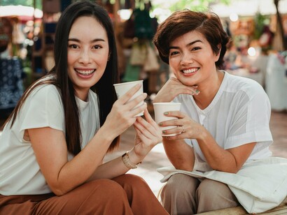 Amigas conversam tomando café. Outra mulher do grupo, muito bem composta, de camisa branca engomada e unhas feitas com esmero, levantou-se em direcção ao seu Mercedes novo, disse que tinha um cliente para atender. Tens uma vida… isso é perigoso! E as outras continuavam a falar das vezes que ela lavava lençóis por causa dos homens que recebia. “Uns vinham por amor, outros por necessidade”, disse, e as outras acenaram com a cabeça como quem já viu de perto o que custa uma solidão às seis da tarde