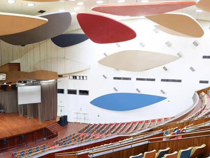 Nubes Acústicas (1953) de Alexander Calder, ubicadas en el Aula Magna de la Universidad Central de Venezuela, Caracas