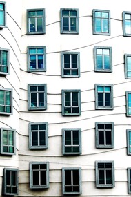 Ventanas de la casa danzante de Vlado Milunić y Frank Gehry en Praga
