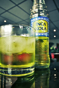 Inca Kola, o refrigerante típico do Peru. Por fim, relato a minha mini lista gastronômica que preciso consumir quando estou em Lima: Ceviche, Chupe de Langostinos, Causa, Tiraditos, Pisco Sour, Chicha Morada e Inca Kola. Este último tratasse de um refrigerante típico peruano com uma cor amarelada, com um gosto que lembra tuttifruti e deve ser consumido bem gelado, do contrário tem um gosto de remédio. Bom, não é uma unanimidade! É uma bebida que você ama ou odeia