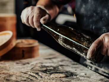 En la cocina se concentran todas esas fuerzas, como si el fuego tradujera en aromas las tensiones del mundo
