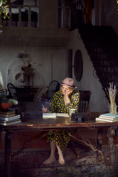 Las palabras en el cuaderno se vuelven un hilo invisible que reconcilia con el pasado