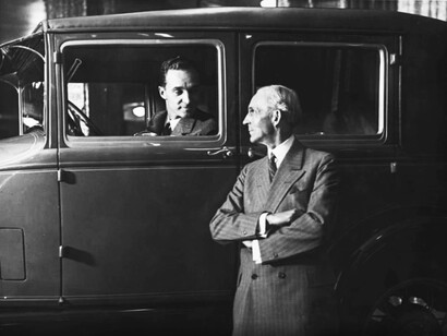 Edsel Ford y Henry Ford presentan el nuevo Ford Modelo A en la Exposición Industrial Ford en la ciudad de Nueva York, enero de 1928