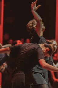 Un gruppo di ballerini si prepara all'esibizione circense