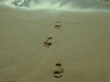 Mas só ouvir não é o suficiente, preciso externar o que estou sentindo. E colocar os sentimentos para fora em palavras sempre foi um desafio para mim. Pensar é muito mais fácil do que falar. Ouvir os outros também é mais fácil do que ouvir a si mesmo. E o que ninguém sabe, e talvez nem imaginem, é que eu tenho uma enorme dificuldade em começar. Qualquer coisa