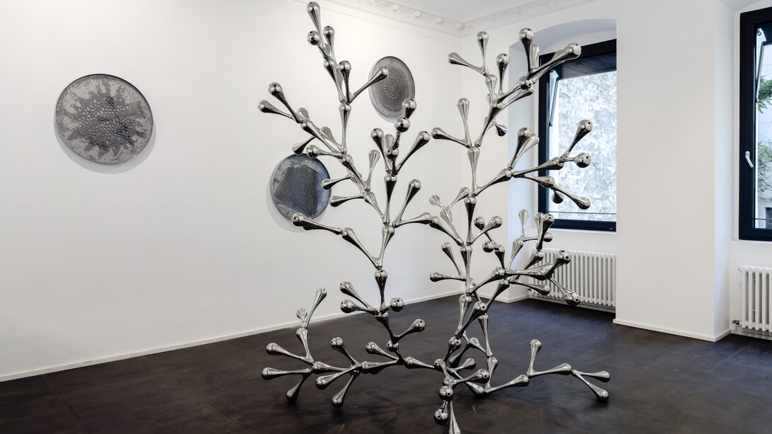 Loris Cecchini und Andrea Mastrovito, Sub limine – Die macht der schöpfung, ausstellungsansicht. Mit freundlicher genehmigung der Luisa Catucci Gallery