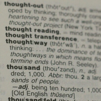 Attraverso l’attenzione e la previsione probabilistica, le genAI riescono a imitare con straordinaria precisione il funzionamento del linguaggio umano