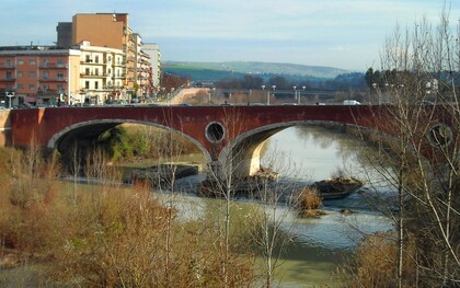 Il Ponte Vanvitelli, che attraversa il fiume Calore, è un'opera storica che collega il centro antico di Benevento al rione Ferrovia. Benevento, Italia