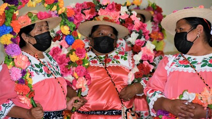 Si consideramos que pertenecemos a un determinado sector de la sociedad y esa pertenencia nos define, difícilmente podremos cambiar los patrones o conductas de comportamiento que nos identifican. 
Día Internacional de los Pueblos Indígenas 2022.  Mujeres mayores Indígenas, preparan un baile tradicional en el municipio de Jiquipilco, Estado de México, México