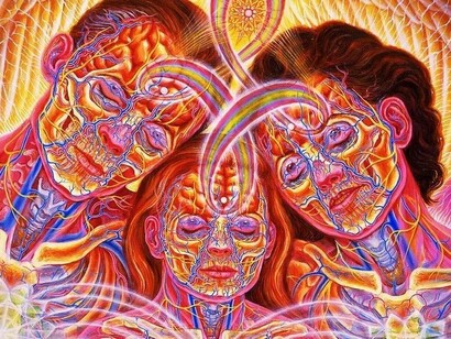 Na Ásia Central, os xamãs dirigiam, rumo ao Sol ou à Lua, um espelho ao qual se atribuía a qualidade de refletir tudo aquilo que se passa na Terra. As vestimentas dos xamãs são muitas vezes enfeitadas com espelhos para refletir as ações dos homens ou, ainda, proteger o xamã contra os dardos dos espíritos maus, sendo que depois de fazer seu ritual mágico, às vezes devia fazer nesses escudos riscos no mesmo número que as flechas malignas que o atingiram no processo