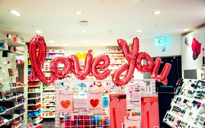 Em Portugal, o Dia dos Namorados celebra-se no dia 14 de fevereiro. Há quem ligue mais à data do que outros, como tudo nesta vida. O que me faz uma certa urticaria é o consumismo exacerbado que se promove à custa deste dia. Nada contra presentear a nossa cara-metade neste dia especial. É bonito até. Mostra dedicação, presença e até um certo charme. Como quem diz, é para a chama não morrer