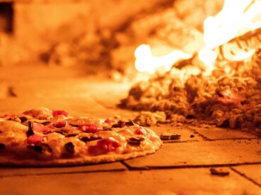 Dalla strada napoletana alle tavole del mondo, la pizza ha mantenuto la sua anima: semplice, vera e accogliente come un abbraccio