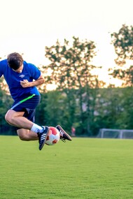Nel Medioevo, forme primitive di calcio erano diffuse in diverse parti d'Europa, specialmente in Inghilterra, dove il gioco era noto per essere violento e caotico. Il calcio moderno, come lo conosciamo oggi, ha iniziato a prendere forma nel XIX secolo in Inghilterra, con l'adozione delle prime regole ufficiali nel 1863, grazie alla Football Association