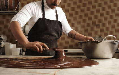 Dans ce petit atelier du onzième arrondissement le chocolat se fait avec patience savoir-faire et parfum grillé