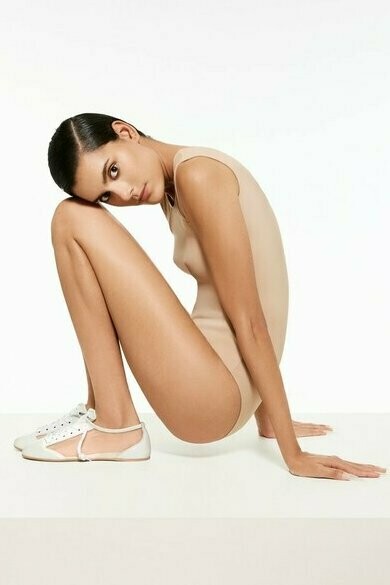 "Sneakerina” in pelle e tulle bianco, laccio in cotone, fondo in gomma naturale, con rialzo interno ricoperto in pelle