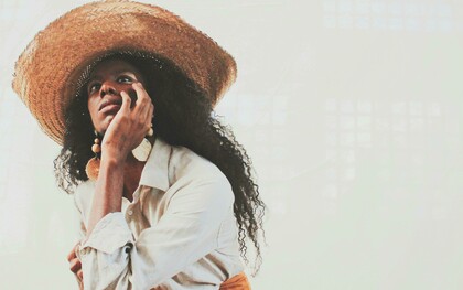 Em 2026, a moda sustentável é, acima de tudo, um exercício de responsabilidade colectiva. Não se trata de alcançar a perfeição, mas de assumir compromissos reais, progressivos e mensuráveis, tanto por parte das marcas como dos consumidores. A sustentabilidade deixa de ser entendida como um ponto de chegada e passa a ser encarada como um processo contínuo de aprendizagem, adaptação e melhoria