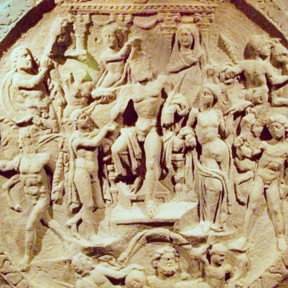 Pietra dal Mitreo di Dieburg (uno dei due luoghi di culto attestati (riscoperti nel 1926) nella città) e uno dei pezzi principali del museo “Schloss Fechenbach”, Dieburg, Germania