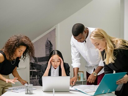 Com certeza Branca, além de não cumprir com o seu papel de Gestora (ela deveria ser uma liderança que desenvolve outras lideranças), nem fazia ideia do quão extraordinária Duda já é. E essa história, por si só, é uma denúncia a tantas Brancas, Dudas e organizações similares continuam excluindo as oportunidades de pessoas negras. É hora de refletirmos e agirmos para mudar essa realidade
