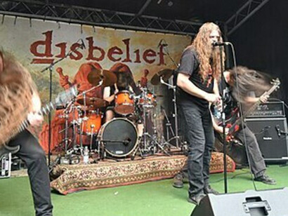 Den al traste con este orden inicuo, criminal y arbitrario. "Furia contra el racismo". Grupo musical Incredulidad. 2017, Duisburg, Alemania