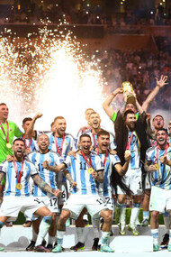 Lionel Messi lifts the 2022 FIFA World Cup trophy with his Argentina teammates