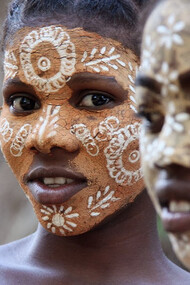 Deux filles qui participent au rituel de Fanompoabe
