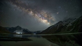 La montagna tace, il lago riflette, il cielo si apre come una galassia. La notte dilata lo spazio: sopra, l’infinito; sotto, un silenzio profondo