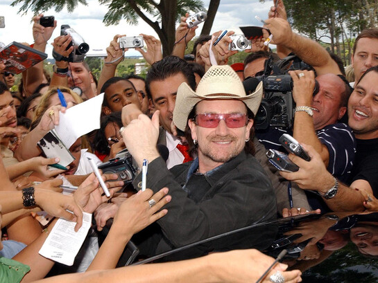 Le chanteur de U2, Bono Vox, signe des autographes pour ses fans au Brésil, le 19 février 2006. Photo de Wilson Dias