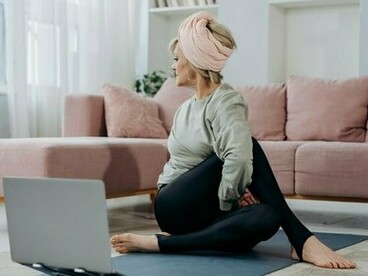 Na época, porém, ainda se falava muito pouco sobre a yoga, e eu fazia apenas aulas online disponíveis no próprio Youtube, sem professores me conduzindo ou prestando atenção nas posturas. Então, também não me considerava, de fato, uma praticante — a meu ver, eu era no máximo uma curiosa, uma entusiasta