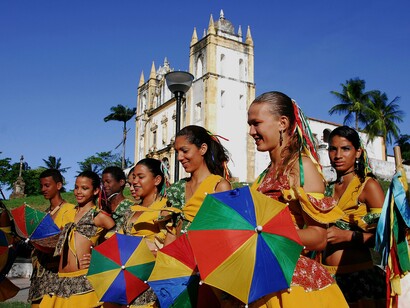 Grupo de frevo em Olinda, Brasil. Sabemos que o campo dos estudos folclóricos é a tradição. Há de se considerar que precisamos compreender a acepção da tradição, bem como o sentido do popular

