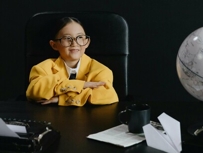 Não se trata de um julgamento moral, mas de um olhar sobre a mudança abrupta de valores que estamos vivenciando. Essa é uma característica inerente à axiologia social, o estudo dos valores, ao longo da história. O que era tabu ontem pode ser celebração hoje, e o que era inquestionável pode ser profundamente questionado