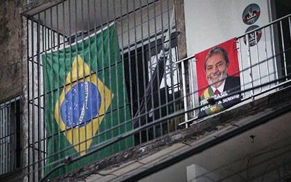 Sandra Kogut mergulha no cotidiano de brasileiros comuns em uma eleição histórica, mostrando como a democracia se constrói na coragem silenciosa de pessoas anônimas. Entre diários em vídeo, equipes locais e acesso exclusivo a órgãos eleitorais, o documentário revela o esforço “de formiguinha” que mantém a política e a democracia em movimento, mesmo em tempos de polarização extrema